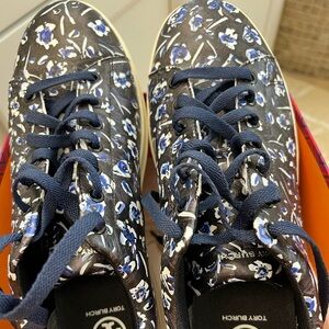Tory Burch Howell Court Never worn! Perfect!